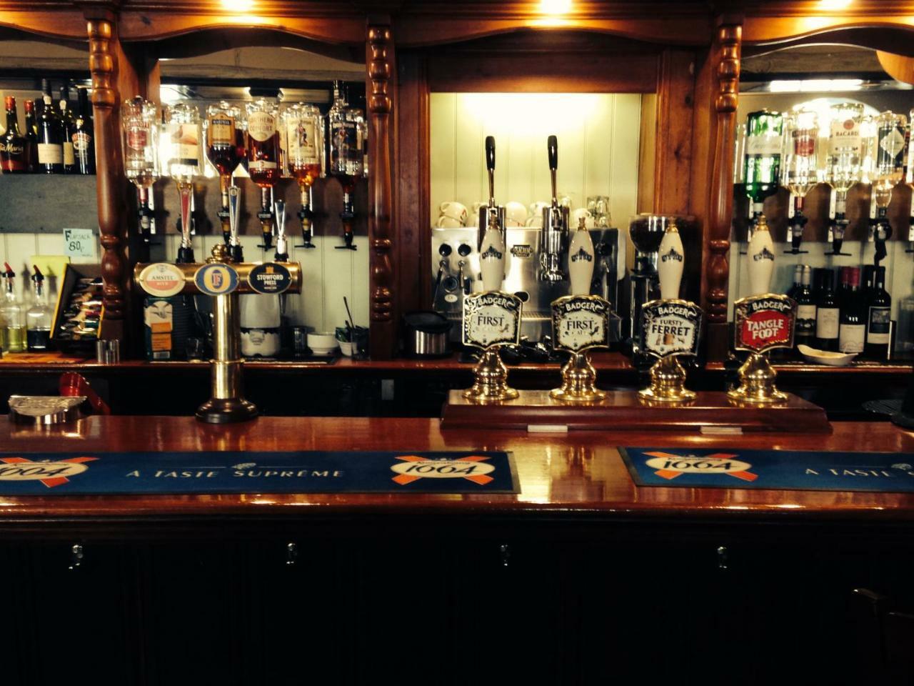 The Swan Inn Sturminster Newton Kültér fotó